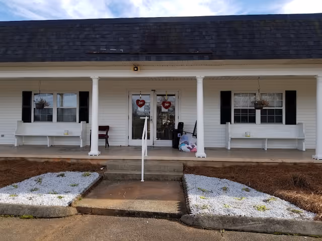 Photo 3 of The Carriage House of Taylors