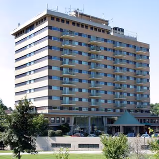 Photo of Brentmoor Retirement Community