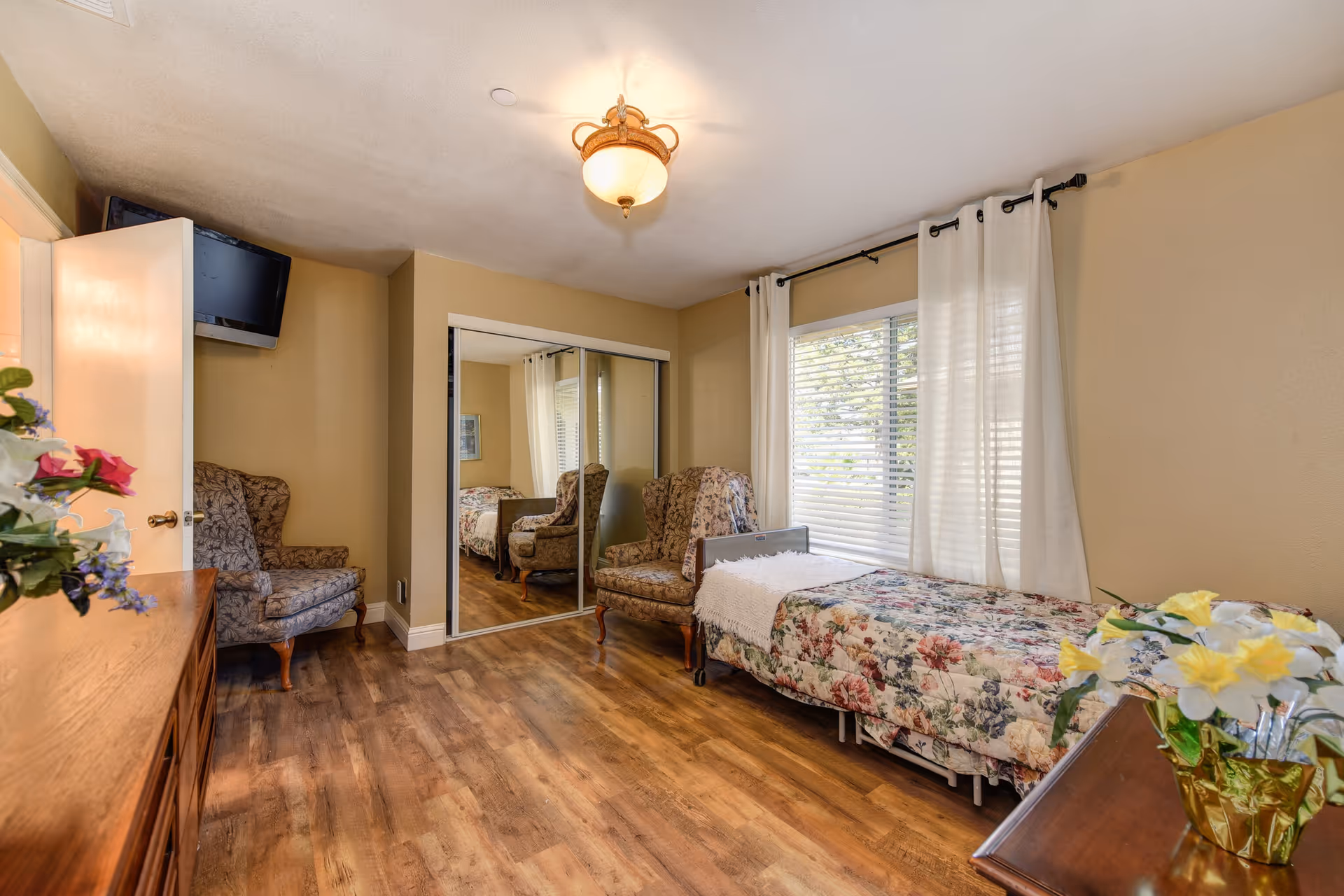 Photo 2 of Palms Court assisted living