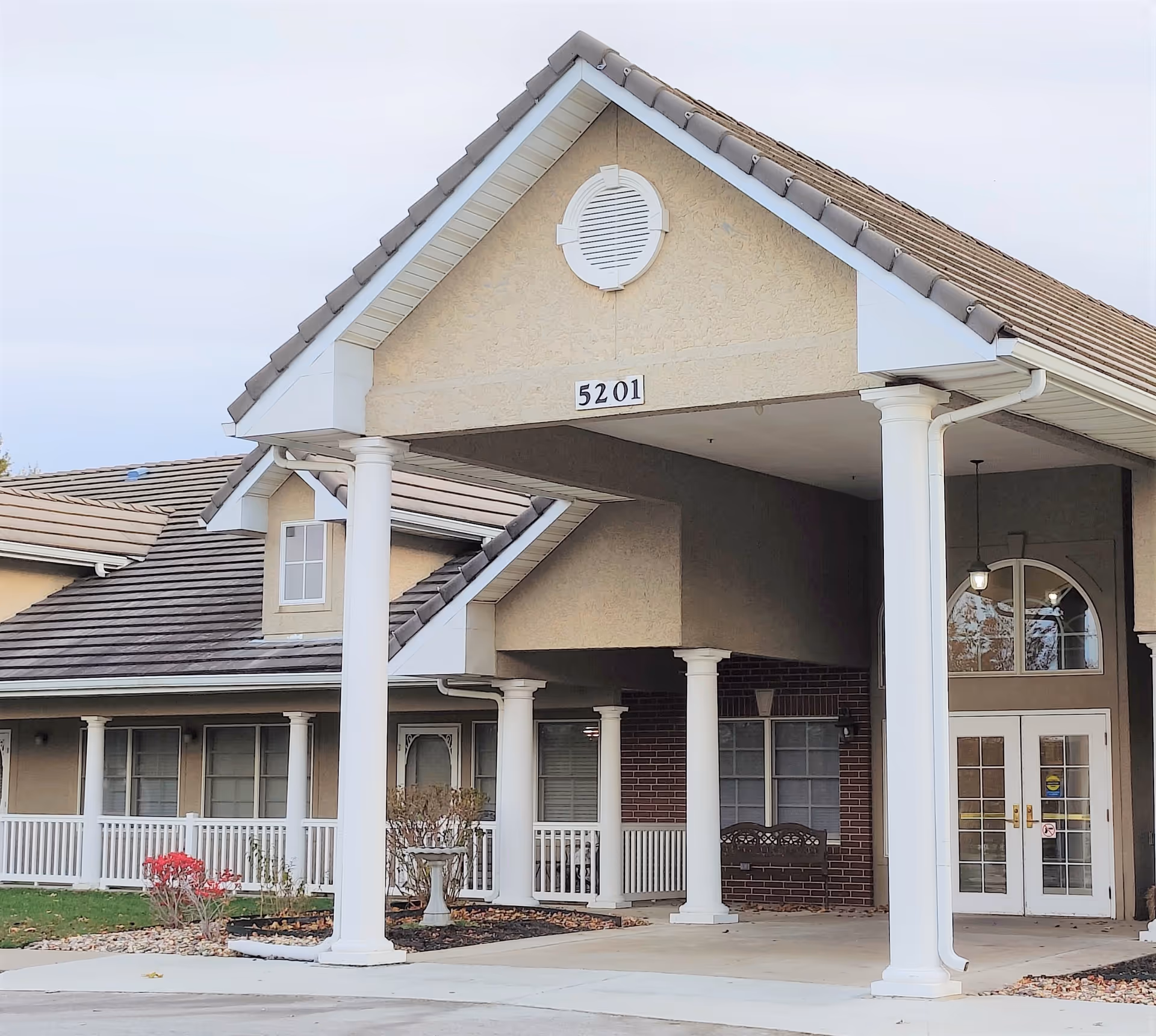 Photo 2 of Colonial Oaks Senior Living at Leawood
