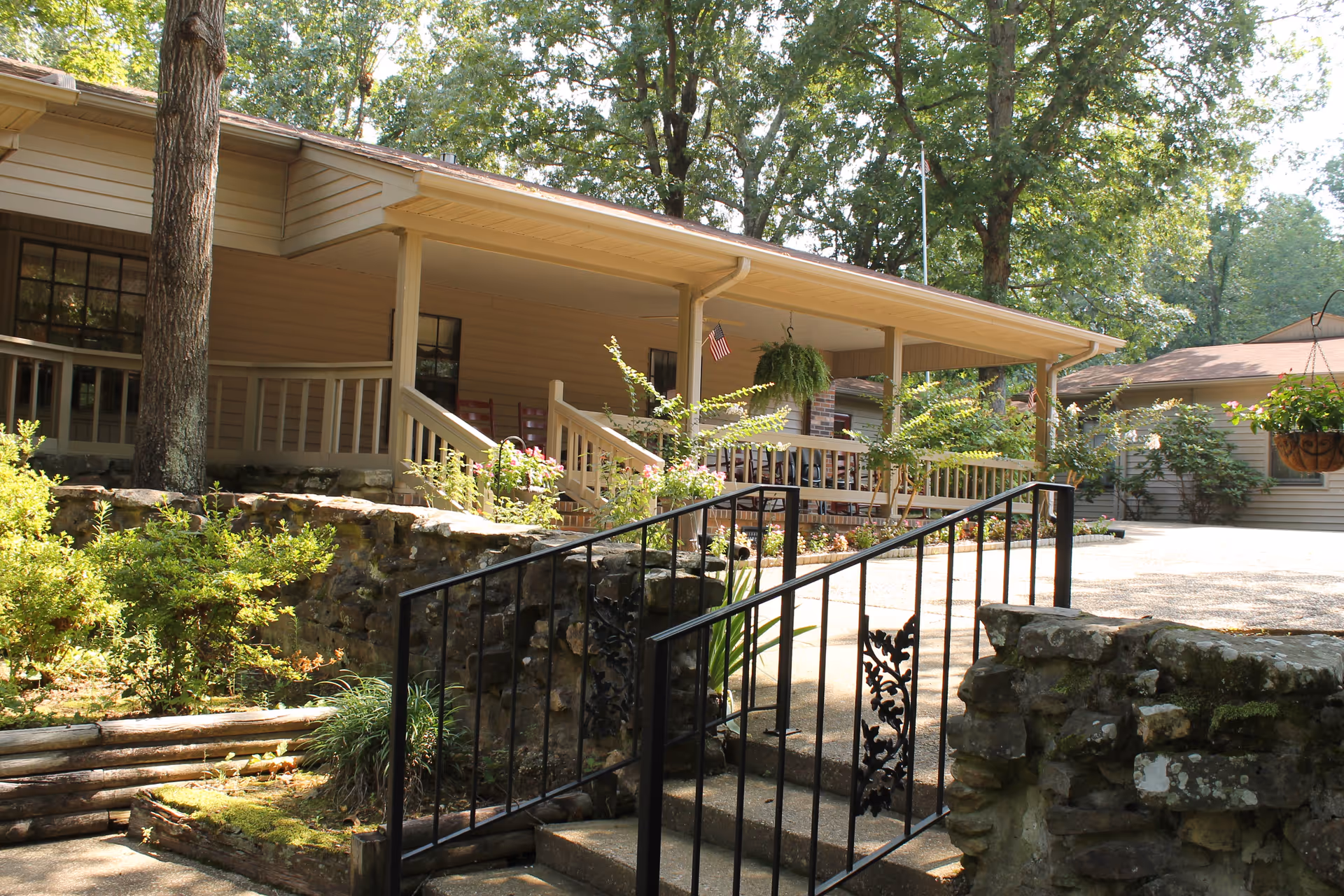 Photo of Green Oaks Inn